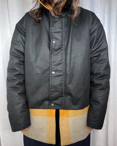 Abrigo Unisex con doble capa. Una impermeable negra y una inferior en lana de cuadros mostaza