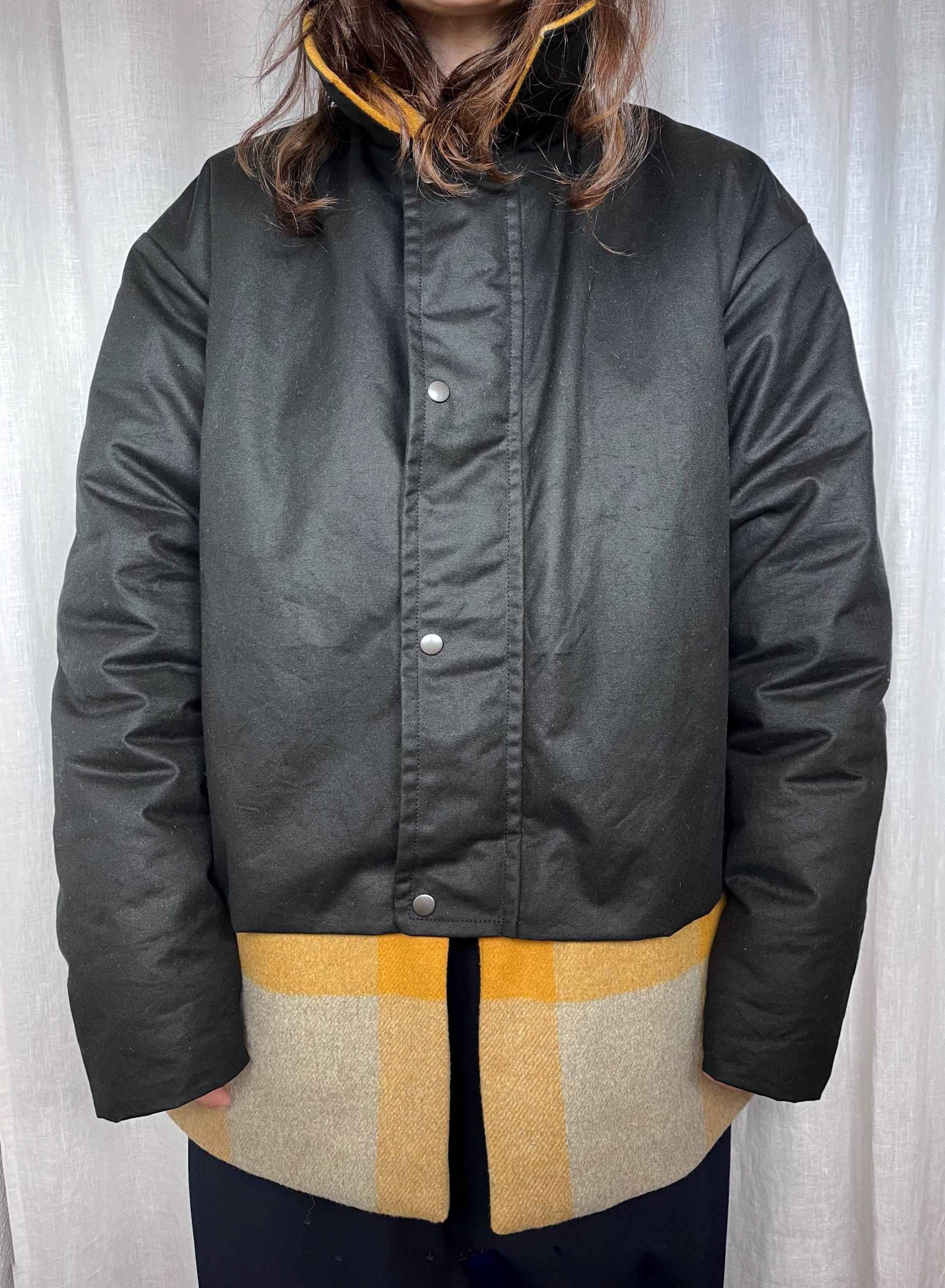Abrigo Unisex con doble capa. Una impermeable negra y una inferior en lana de cuadros mostaza